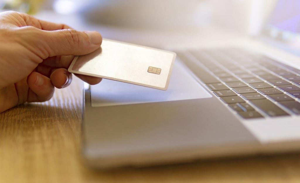 Mastering Cross-Selling and Upselling Strategies for E-Commerce Mastering Cross-Selling and Upselling Strategies for E-Commerce